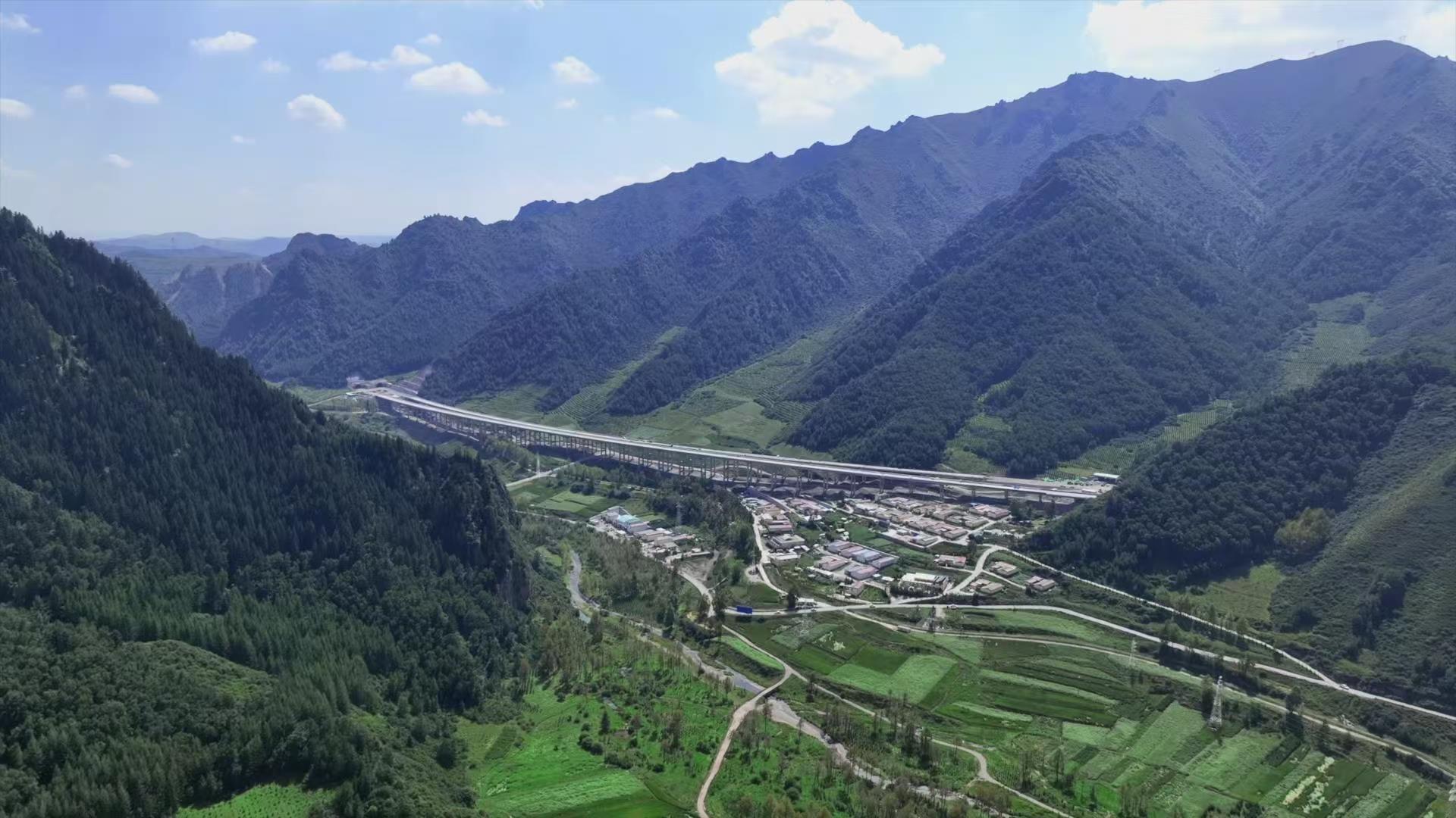 青海加西公路二標(biāo)中建段通車(chē)運(yùn)營(yíng)
