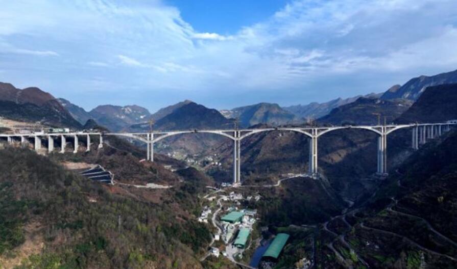 納晴高速六枝大橋順利完成首個(gè)邊跨合龍