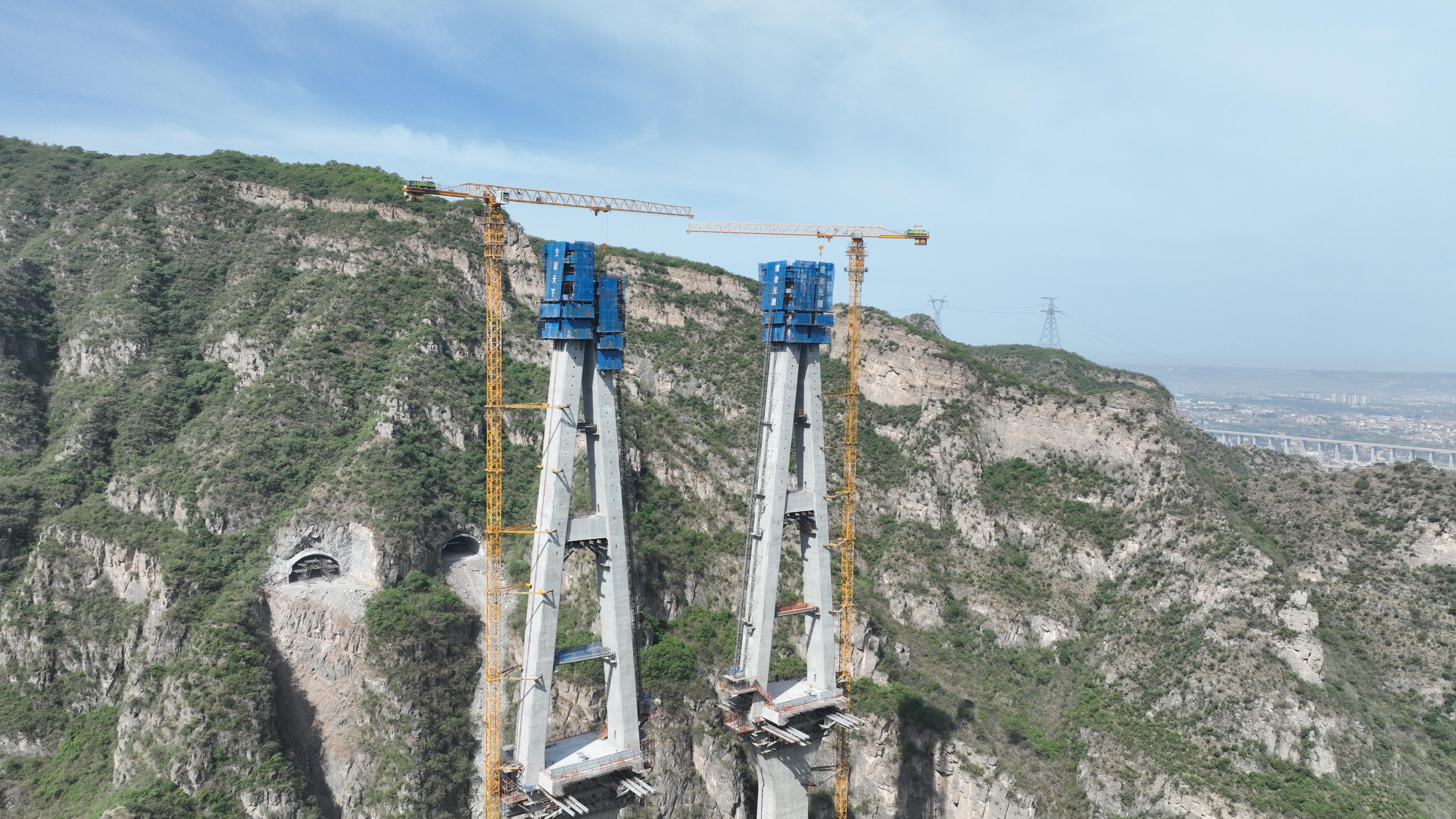 鄭州至洛陽高速公路項目后寺河特大橋左幅1號主塔順利封頂(定稿)(1).jpg
