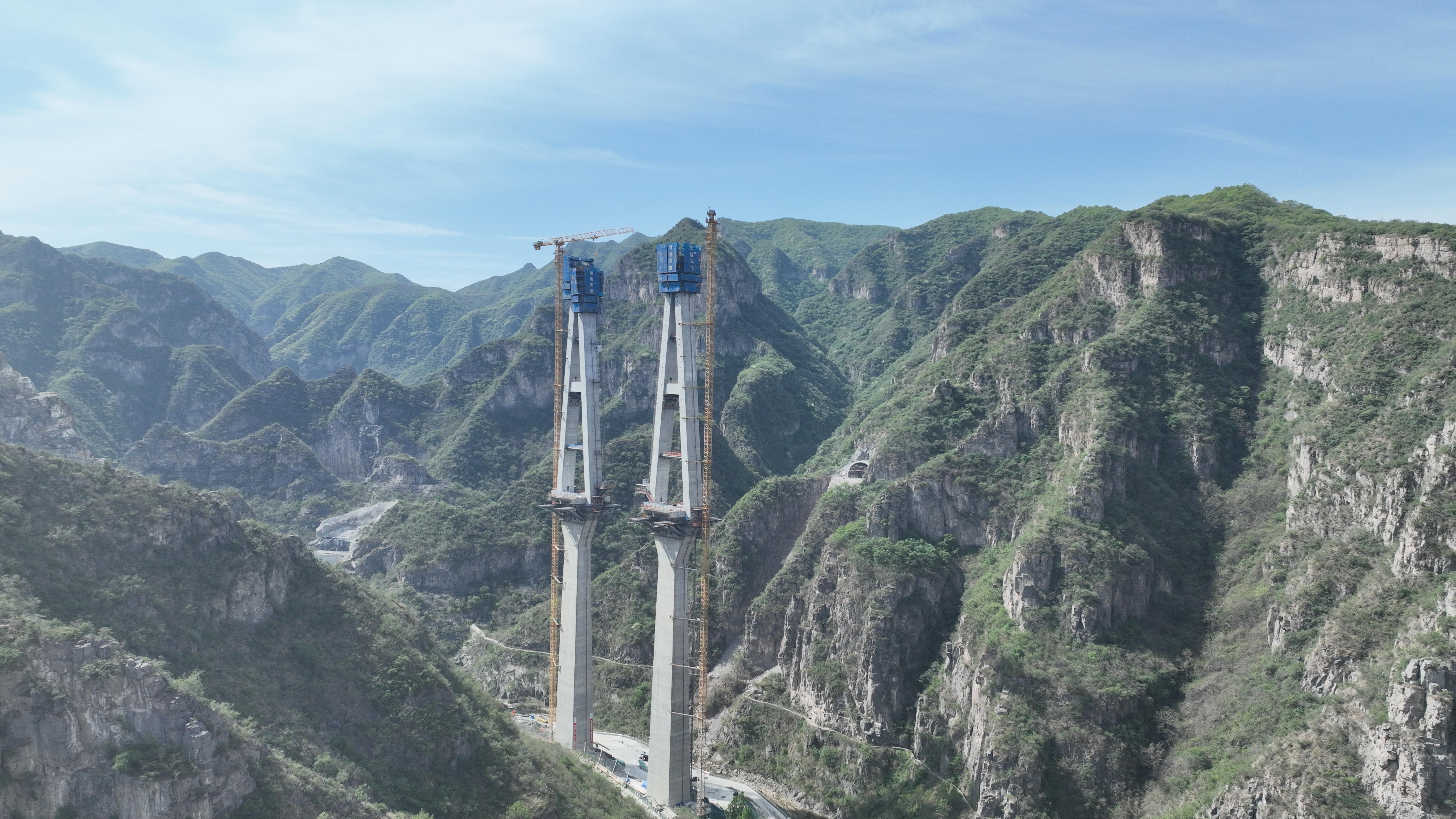 鄭州至洛陽高速公路項目后寺河特大橋左幅1號主塔順利封頂(定稿)(2).jpg